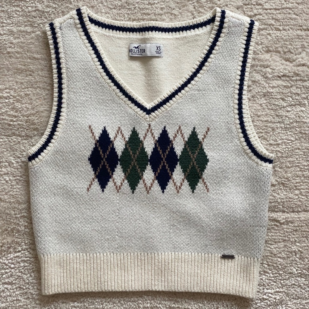 HollisterCo White Cropped Sweater Vest